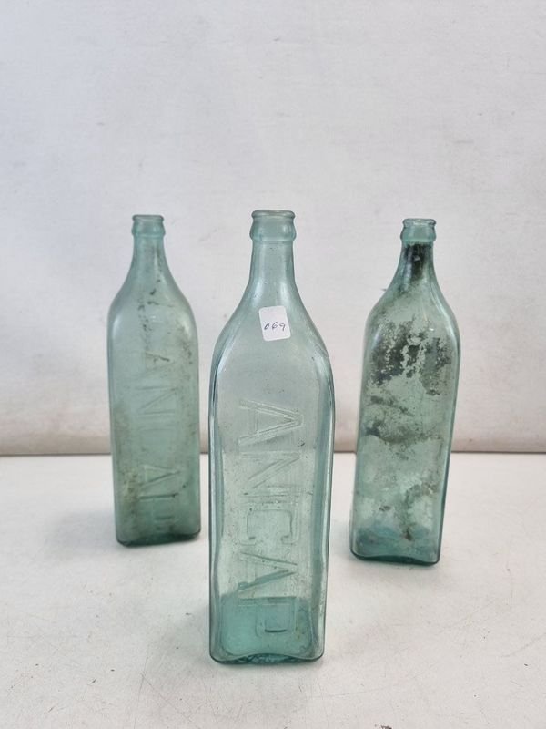 L 342 - Lote De 3 Piezas - Lote de antiguas botellas de vidrio en color verdoso, con la inscripción “ANCAP” en relieve