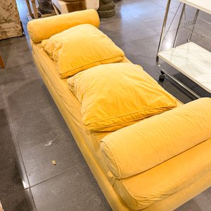 Juego de Comedor Rústico con Mesa Redonda y Seis Sillas; Diván Amarillo - imagen 2