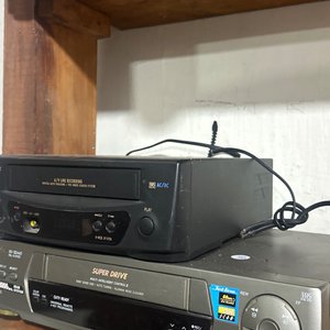 Lote siguiente: Dos Reproductores de VHS Super Drive y VHS Recording