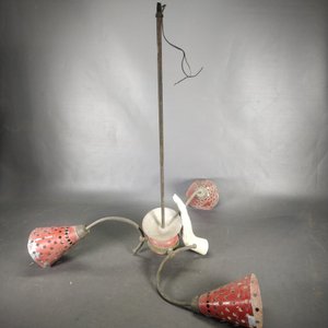 Araña Vintage de Tres Luces Rojas con Tulipas Caladas - imagen 5