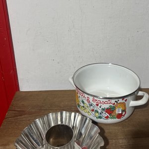 Lote siguiente: Olla Esmaltada con Dibujos y Budinera Metálica