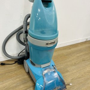 Lote #107R – Limpiadora de alfombras vertical marca Kenmore  Powerspin 110V – sin transformador - imagen 2
