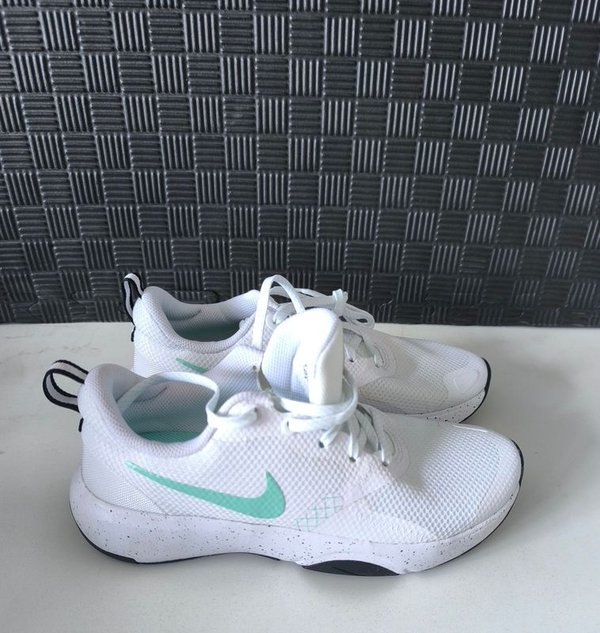 Zapatillas Nike City Rep TR Blancas con Logo Verde Talle 37.5 EUR - imagen 1