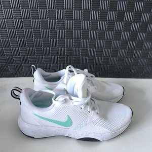 Lote anterior: Zapatillas Nike City Rep TR Blancas con Logo Verde Talle 37.5 EUR