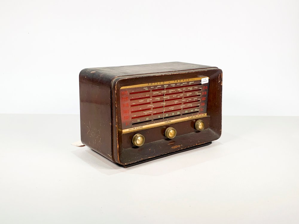 Lote siguiente: Radio Philco en caja de madera rectangular, años 40