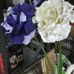 Dos Grandes Floreros Blancos con Flores Artificiales - imagen 4