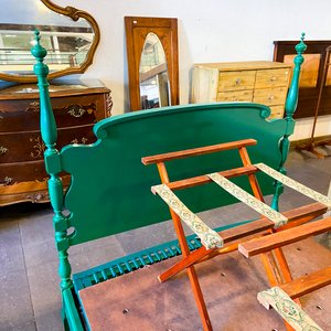 Cama Antigua Verde con Mesitas de Noche y Tendedero Plegable - imagen 4