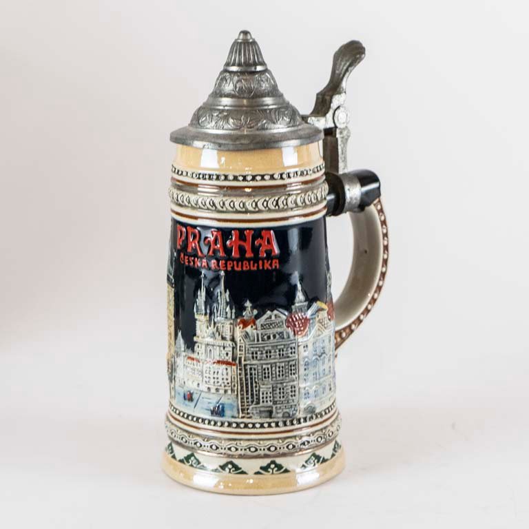 Lote siguiente: Jarra de cerveza de gres 'Praha' con relieve y tapa de metal