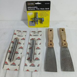 Lote siguiente: Set de Herramientas para Albañil: Espátulas, Plomadas y Cortador de Cerámica