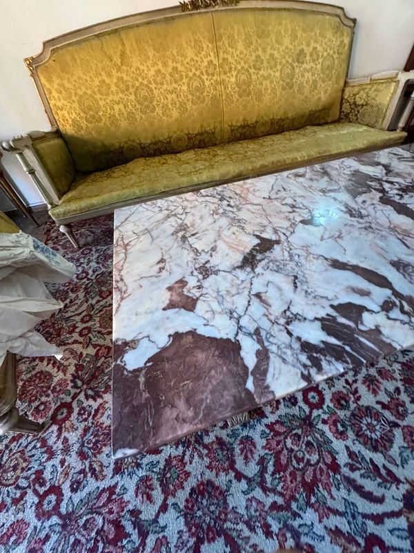 Mesa ratona de madera esculturada y dorada con tapa de mármol - imagen 4