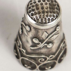 Dedal de Plata Labrada con Diseño Floral - imagen 2