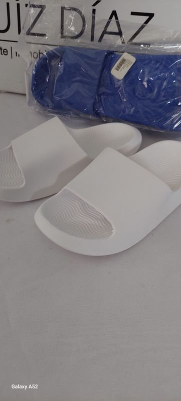 Zapatillas blancas de talla 31, excelente condición - imagen 2