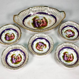 Lote siguiente: Conjunto de 6 Piezas de Porcelana Blanca Calada con Monograma Floral y Fuente Oval