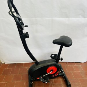 Bicicleta Estática Negra con Detalles Rojos y Pantalla Digital - imagen 3