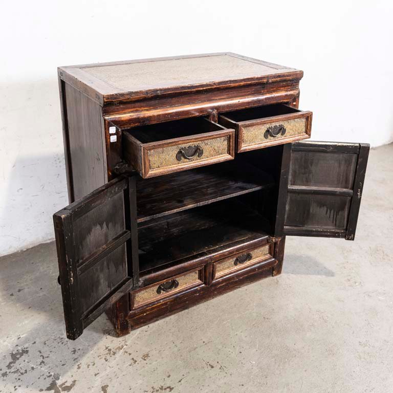 Mueble de cuatro cajones y dos puertas en ratán con superficie pintada - imagen 3
