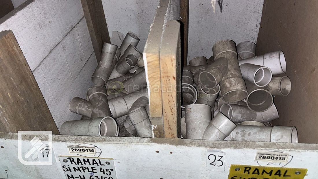 Lote de Conectores y Tubos de PVC para Instalaciones