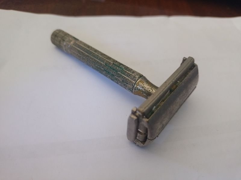 Lote siguiente: Afeitadora de seguridad vintage