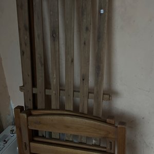 Lote siguiente: Cama de madera estilo rústico