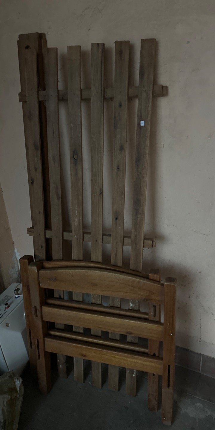 Cama de madera estilo rústico