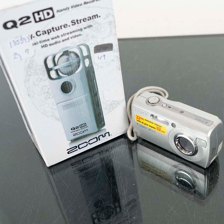 Cámara digital Sony y grabador de sonidos Zoom para venta - imagen 2