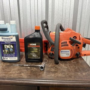 Motosierra Husqvarna 236 con Lubricantes y Herramienta de Ajuste - imagen 1