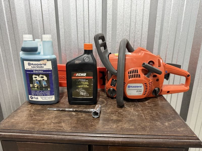 Motosierra Husqvarna 236 con Lubricantes y Herramienta de Ajuste