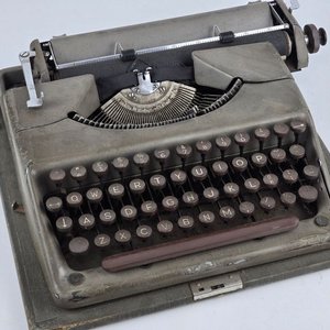 Antigua Máquina de Escribir Alemana con Estuche - imagen 3