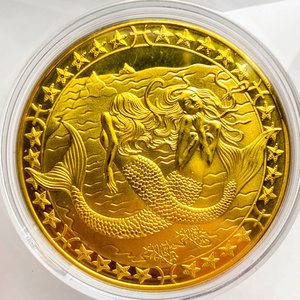 Moneda Coleccionable Piscis Zodiacal Dorada con Estuche - imagen 2