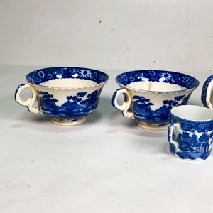 Seis Piezas de Porcelana Estilo Willow: Lechera, Tazas y Pocillos - imagen 4