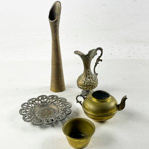 Lote anterior: Cinco piezas en bronce, jarra labrada, platillo calado, tetera (sin tapa)
