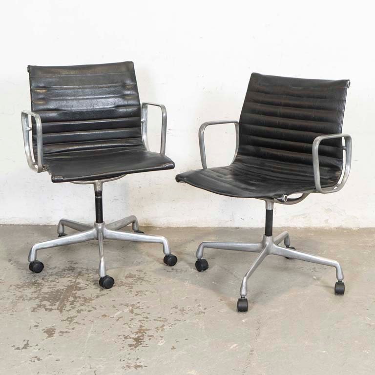 Par de Sillones de Oficina Giratorios "Herman Miller" Metálicos Tapizados Negros