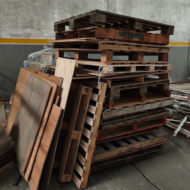 Lote de Pallets, Marcos y Tableros de Madera Usados