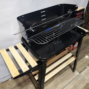 Parrillero Portátil Negro con Ruedas, Estantes de Madera y Set de Asador - imagen 5