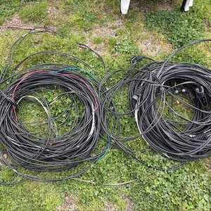 Lote anterior: Dos Rollos Grandes de Manguera Bipolar Negra con Conductores Rojo y Azul