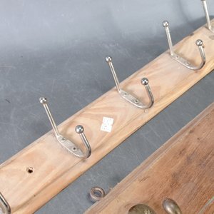 Dos percheros de madera, uno con 4 y otro con 2 ganchos - imagen 3