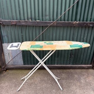 Lote siguiente: Tabla de Planchar Plegable con Diseño Multicolor