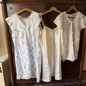 Lote de 3 Prendas: Camisón Estampado, Camisón Satinado Crudo y Blusa de Encaje Blanca - imagen 16
