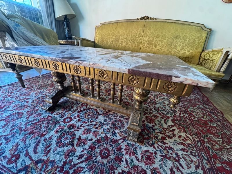 Lote siguiente: Mesa ratona de madera esculturada y dorada con tapa de mármol