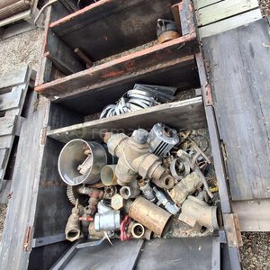 Lote siguiente: Caja de Madera con Válvulas y Accesorios de Bronce y Metal