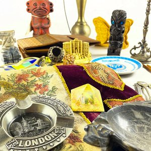 Lote Variado: Tapiz, Cenicero London, Monedas, Servilletero y Más - imagen 3
