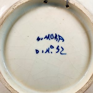 Plato Hondo de Cerámica Blanco con Escudo y Sombrero, Firmado S. Mora - imagen 4