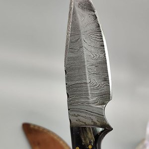 Cuchillo con Hoja Estilo Damasco y Empuñadura de Madera y Bronce con Vaina - imagen 12