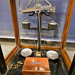 Balanza de Precisión Antigua con Vitrina, Cepo y Pesas Completas - imagen 3