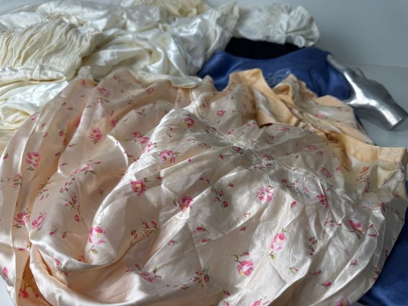Camisones antiguos en seda con puntillas - imagen 2
