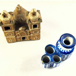 Capilla Decorativa y Florero de Cerámica con Bastones Azules - imagen 2