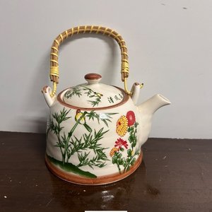 Lote siguiente: Tetera de cerámica con diseño floral y bambú