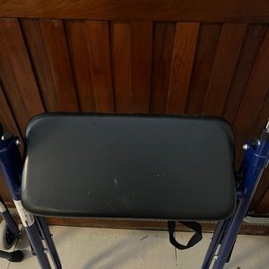 Andador Ortopédico Azul con Asiento Plegable - imagen 2