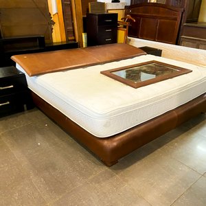 Lote siguiente: Sommier con Colchón y Mesa de Luz Antigua de Madera y Mármol