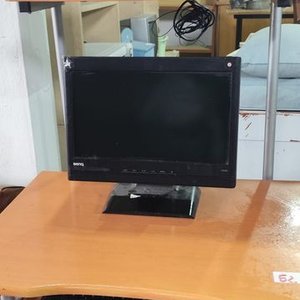 Escritorio con Monitor, Dos CPUs, Teclados, Silla Giratoria y Audio - imagen 3
