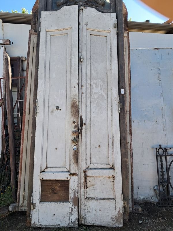 Puerta antigua de dos hojas con detalles a restaurar - imagen 2